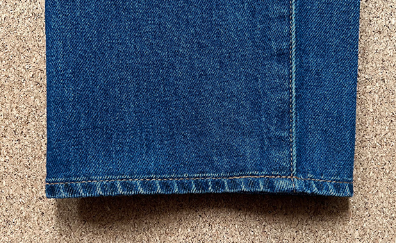 チェーンステッチで裾上げをした後、表にアタリ出し加工