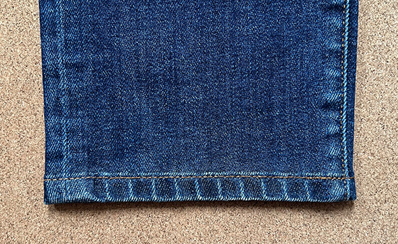 シングルステッチで裾上げをした後、表にアタリ出し加工