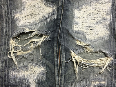 ハード加工されたジーンズをカスタムリペアした事例