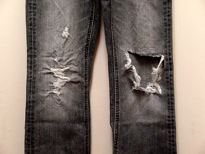 ブラックジーンズの穴を簡単リペアした事例