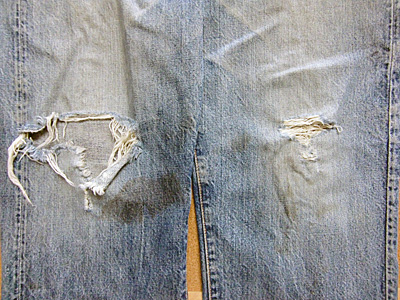 両膝の大きな穴とほつれを完璧リペアした事例