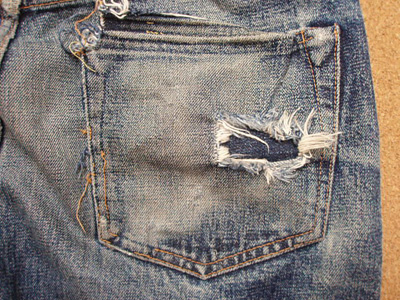 バックポケットの大きな穴を完璧リペアで修理した事例