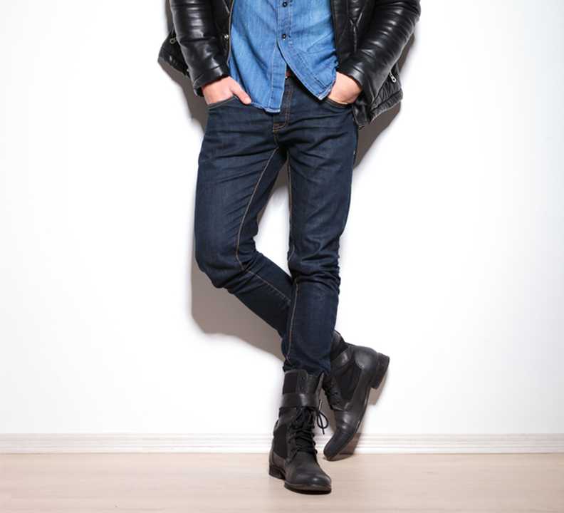 ジーンズを穿きこなす男性